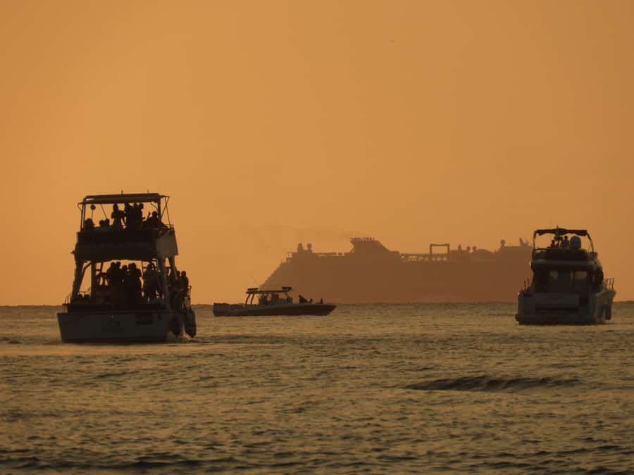 Cartagena: Sunset baytour with Dj, drinks and disco - The 10-minute walk to Calle Adentro
