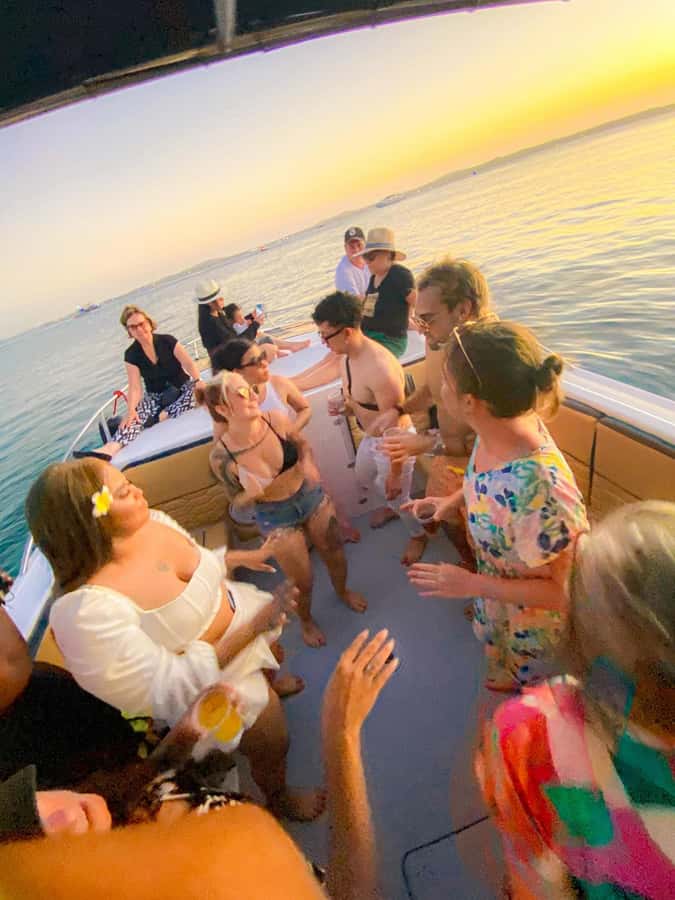 Cartagena: Sunset in boat in the bay with music and liquor - Quick take on the Cartagena sunset boat