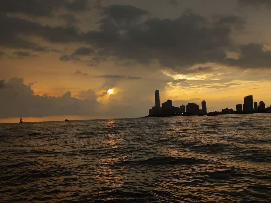 Cartagena: Sunset in boat in the bay with music and liquor - Who should book it?