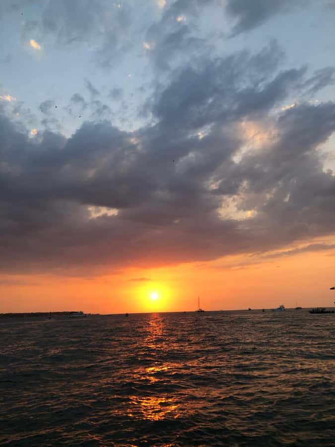 Cartagena: Sunset in boat in the bay with music and liquor - Sunset, photos, and the changing mood