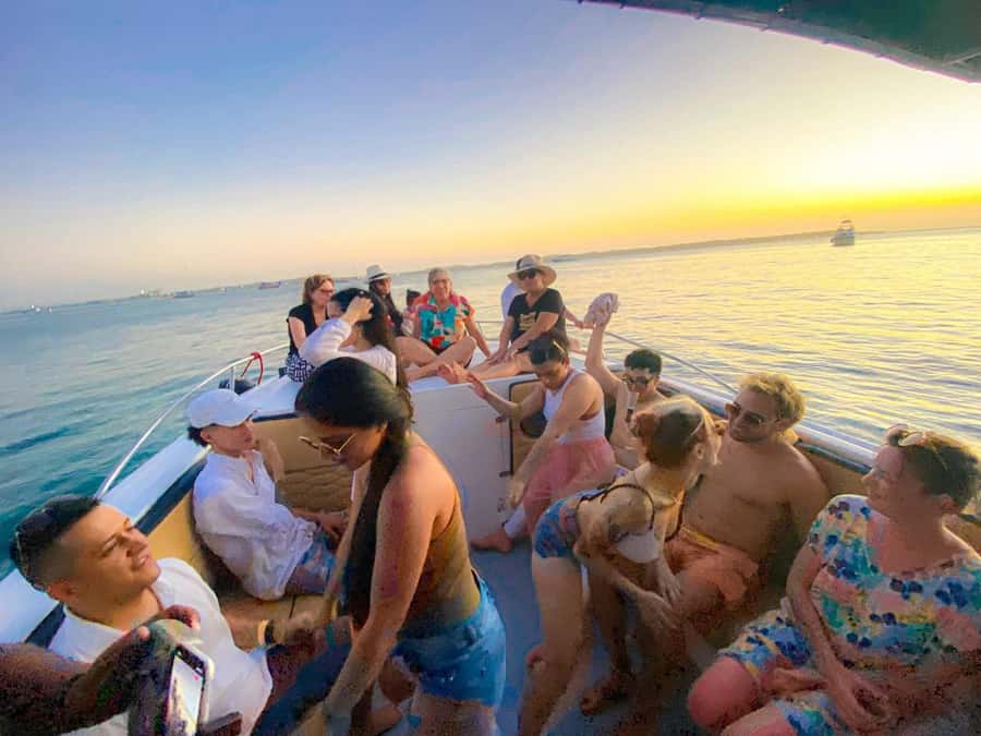 Cartagena: Sunset in boat in the bay with music and liquor - Open bar and national liquor
