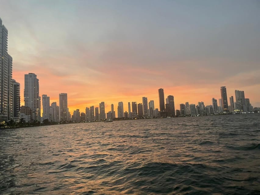 Cartagena: Sunset in boat in the bay with music and liquor - Music, dancing, and the entertainer