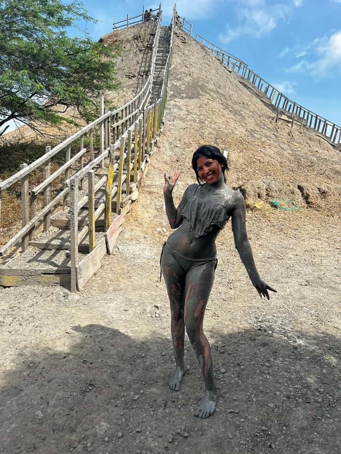 Cartagena: Totumo Mud Volcano with Bilingual Guide - What to expect from local helpers and extra fees