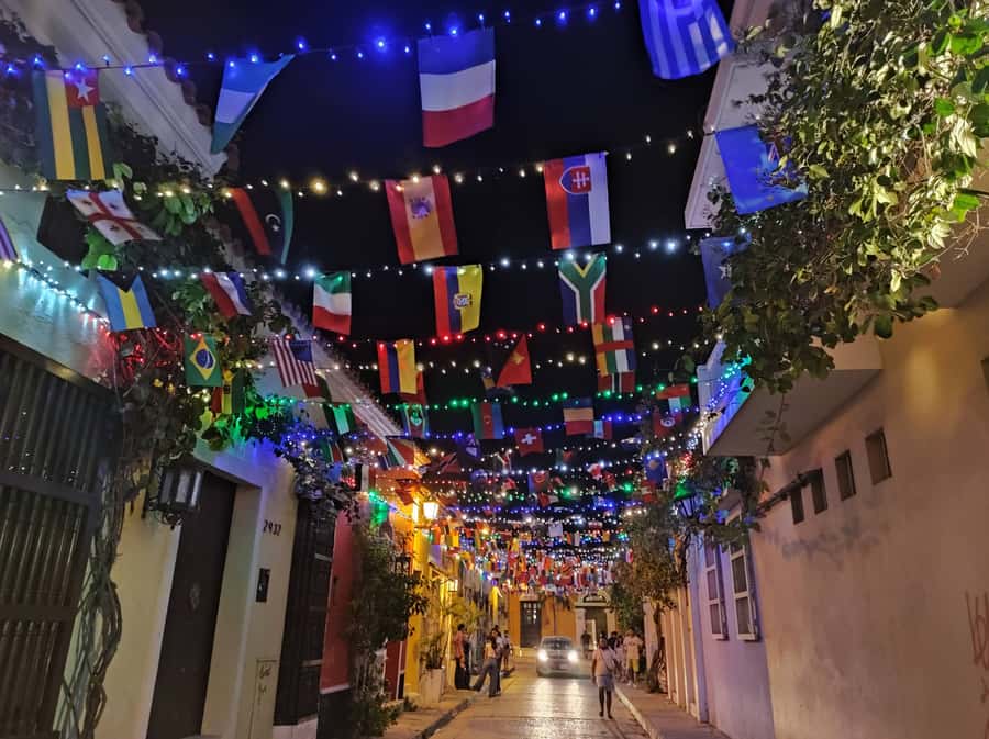 Cartagena: Walled City and Getsemani Shared Walking Tour - Small details that make the walk easier