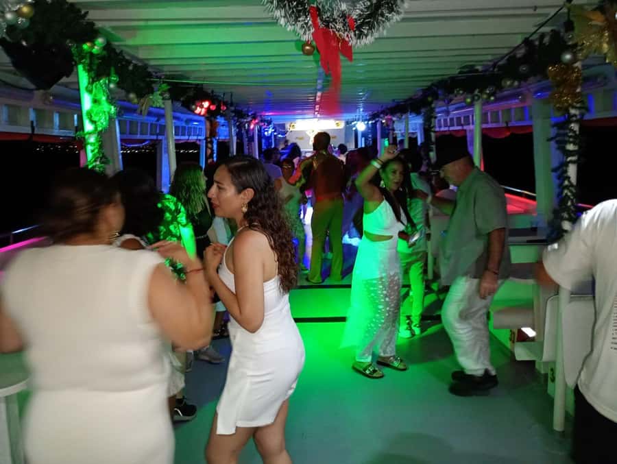 Cartagena: White Night Boat Tour with Dinner and Open Bar - Practical ways to make the evening smoother