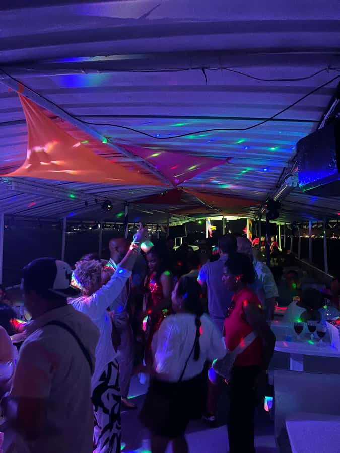 Cartagena: White Night Boat Tour with Dinner and Open Bar - A three-hour night on Cartagena Bay