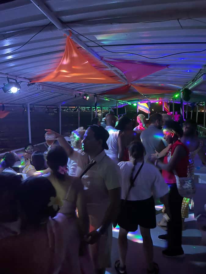 Cartagena: White Night Boat Tour with Dinner and Open Bar - The welcome cocktail and first bay views