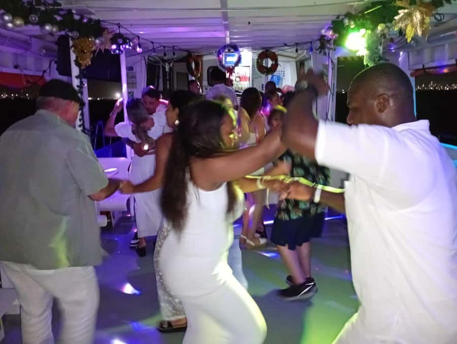 Cartagena: White Night Boat Tour with Dinner and Open Bar - What the open bar really includes