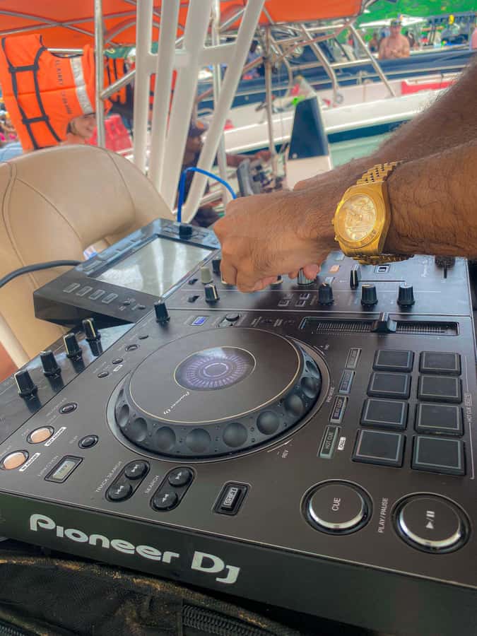Cholon Forever Boat Party - Music, dancers, prizes, and the shared boat mood