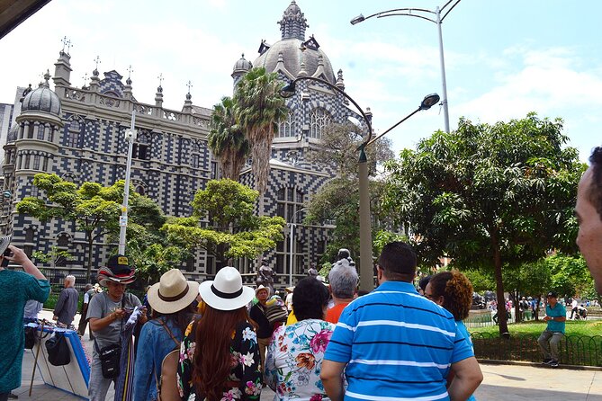 City Tour + Commune 13 Medellin - Barefoot Park: a short pause in the city