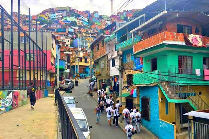 comuna 13 graffitour & cable car - Walking the electric escalators and mural streets