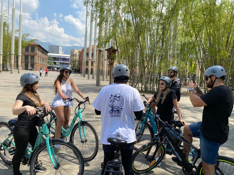 E-Bike City Tour Medellin with Local beer and Snacks - Local food, beer, and fresh juice
