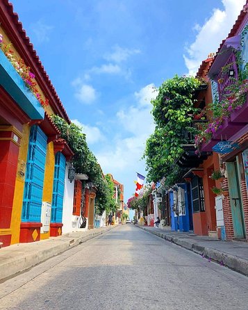 Half-Day Tour of Cartagena by Air-Conditioned Vehicles - Walking through the squares of the walled city