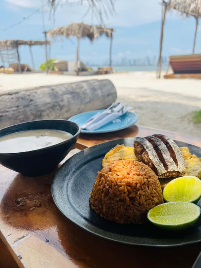 Isla Tierra Bomba beach club: Day Pass with typical food - What the $102 price really covers