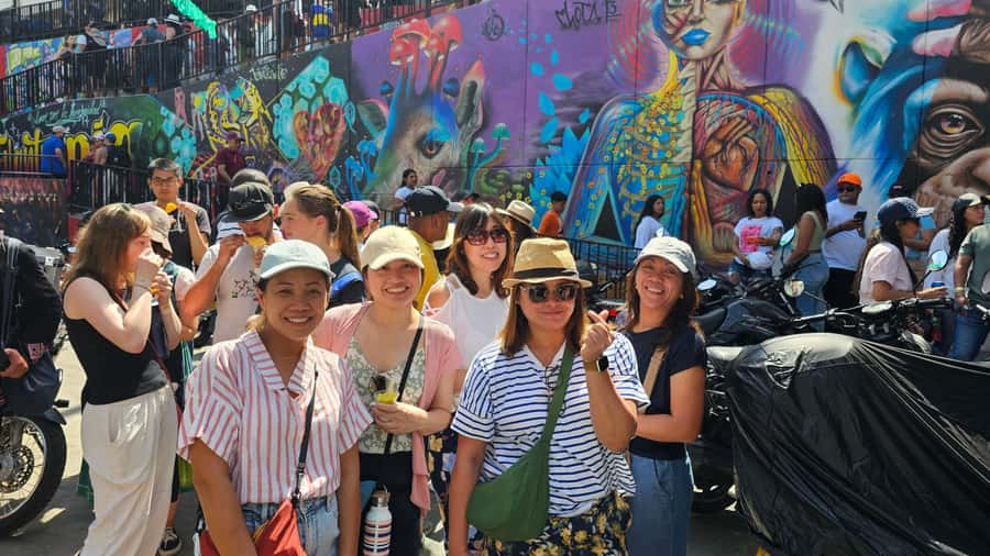 Medellín: Comuna 13 and Graffiti Guided Tour with a Local - Why a local guide changes Comuna 13
