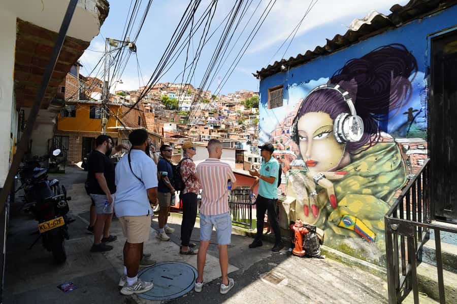 Medellín: Comuna 13 and Graffiti Guided Tour with a Local - A rooftop view, ice cream, and the final stretch