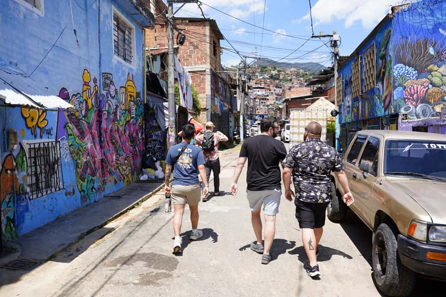 Medellín: Comuna 13 and Graffiti Guided Tour with a Local - Walking conditions and practical preparation
