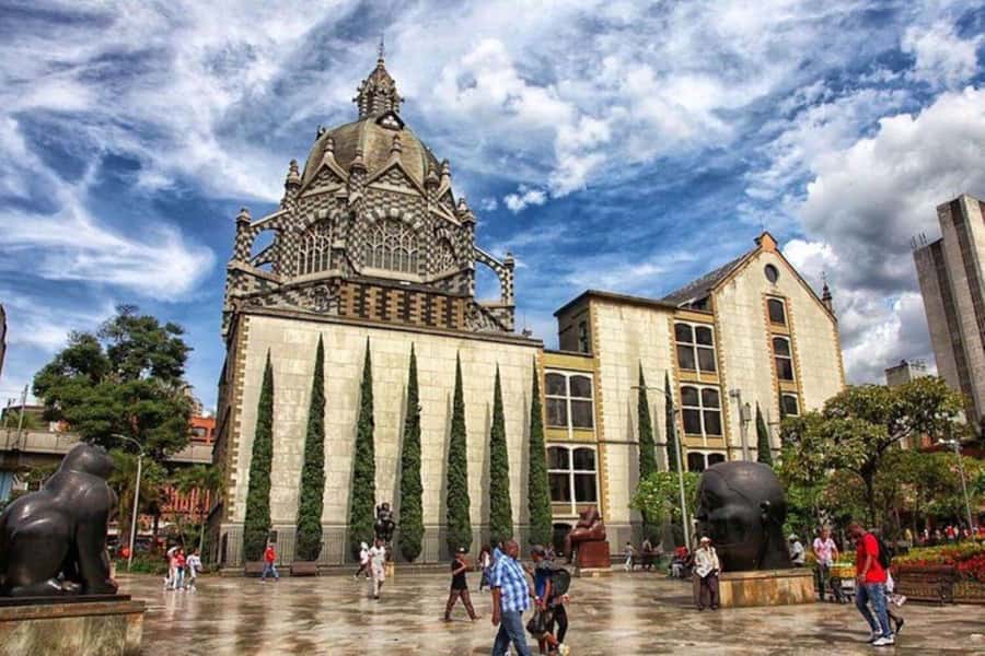Medellín: Comuna 13, Cable Cars and Botero Statues Tour - Walking through El Centro’s older streets