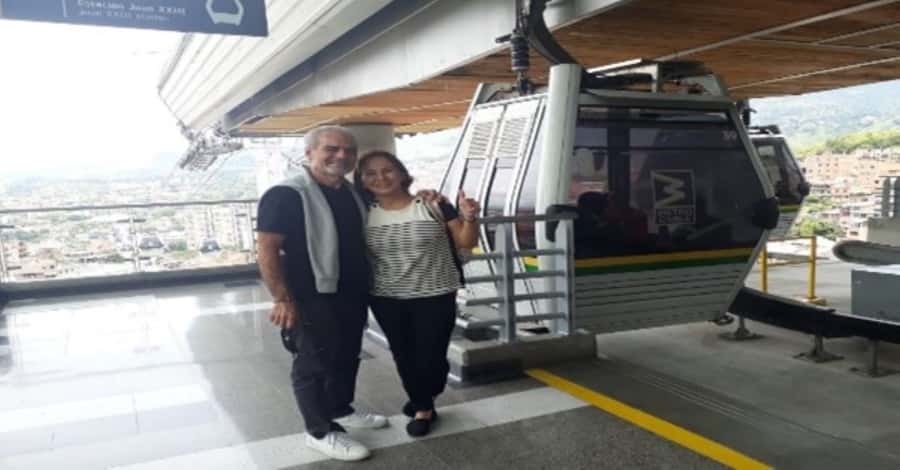 Medellín: Comuna 13, Cable Cars and Botero Statues Tour - What the private format changes
