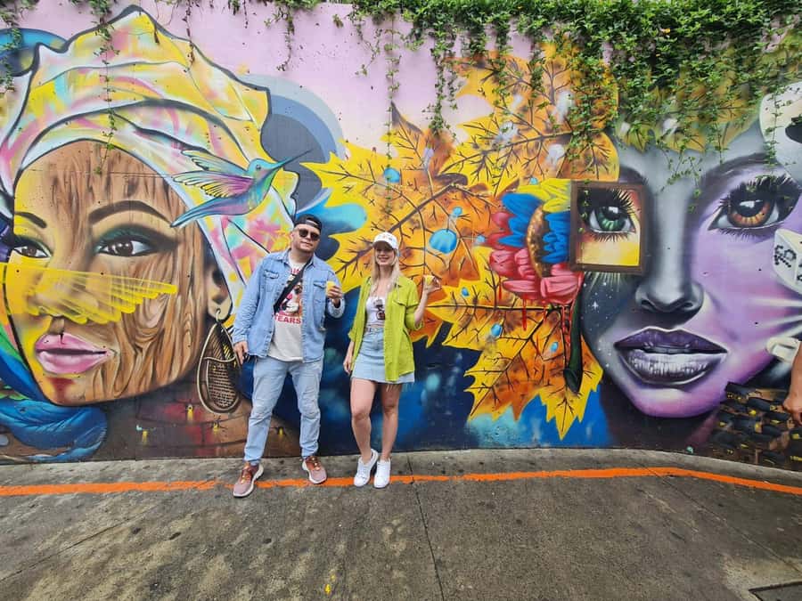Medellín: Comuna 13 District Tour with Cable Car Ride - What the guide adds to the four-hour route