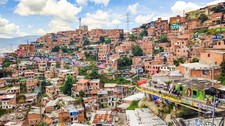 Medellin: Comuna 13 Graffiti Tour, Cable Car & Street Food - Why the cable car changes your view of Medellín