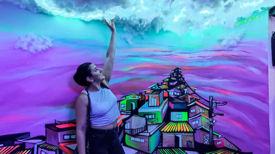 Medellin: Comuna 13 Graffiti Tour, Cable Car & Street Food - Dance, music, and the lively side of the route