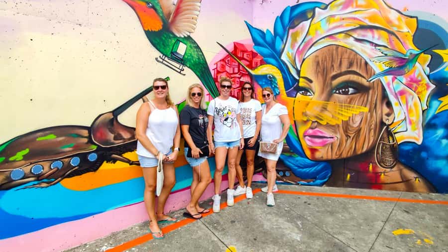Comuna 13 Graffiti Tour, Cable Car & Street Food