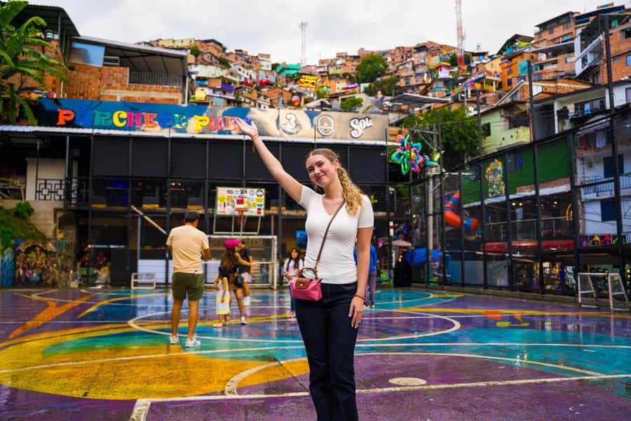 Medellín: Comuna 13 Tour with Snacks And Your Own Graffiti - What makes this Comuna 13 walk worth your time