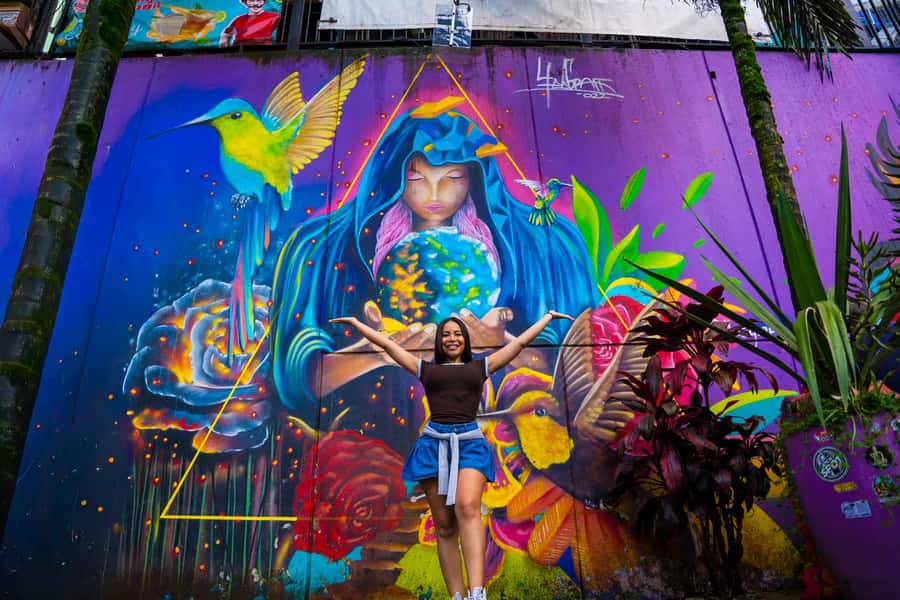 Medellín: Comuna 13 Tour with Snacks And Your Own Graffiti - Why Comuna 13 needs a local guide