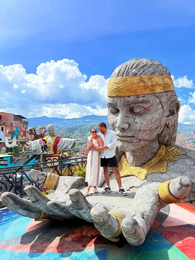 Medellín: Comuna 13 Tour with Snacks And Your Own Graffiti - Street art, galleries, and the famous escalators