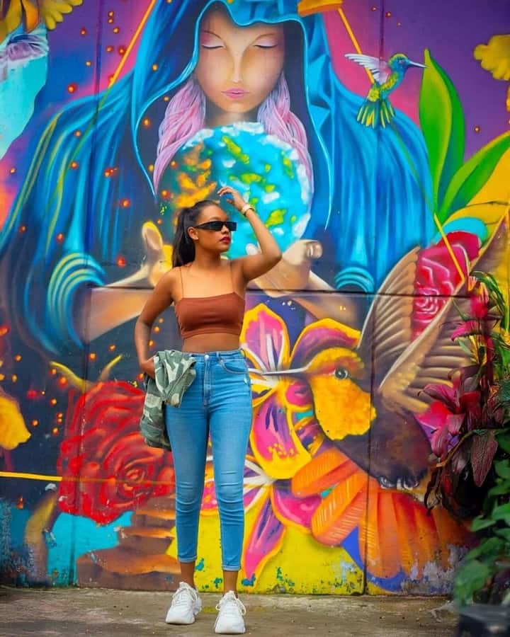 Medellín: Comuna 13 Tour with Snacks And Your Own Graffiti - The snack stops: empanadas, ice cream, and patacones
