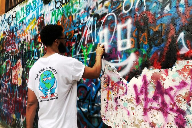 Medellín: Comuna 13 Tour with Spray Painting and ice cream - Why Comuna 13 feels different from a standard city tour
