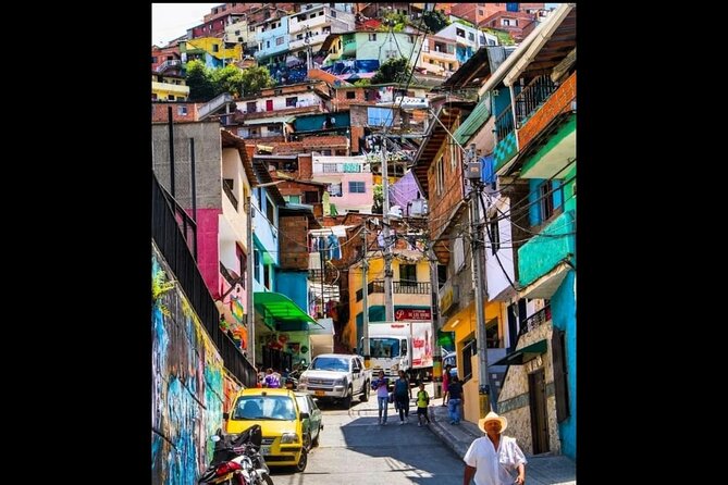 Medellín: Comuna 13 Tour with Spray Painting and ice cream - Starting near Veinte de Julio