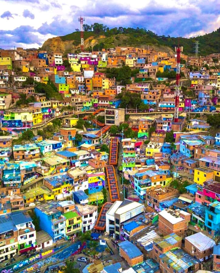 Medellín: Comuna 13 True Story and Street Food Tour - The first walk through Independence neighborhoods