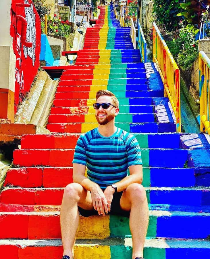 Medellín: Comuna 13 True Story and Street Food Tour - Rap, breakdance, and art in the streets
