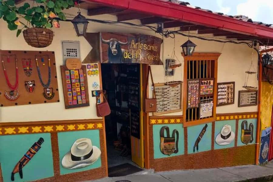 Medellin: Guatape and El Penol Rock Day Trip with Boat Ride - Climbing 740 steps at El Peñol