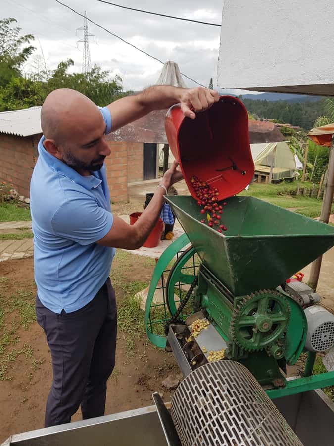 Medellin: Guatape, El Peñol Coffee Farm Private Tour & Fruit - What the private guiding adds