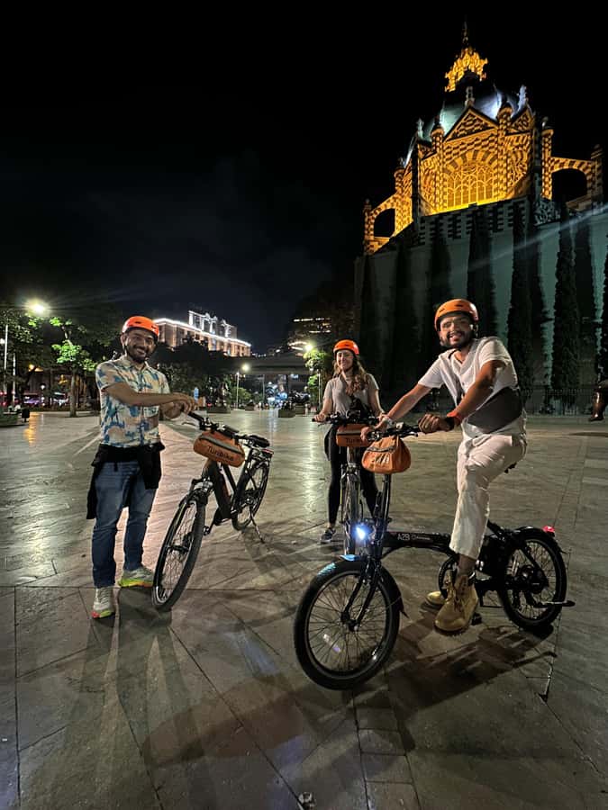 Medellín: History & Local Life Essentials Tour on an E-Bike - Plaza Mayor and Parques del Río