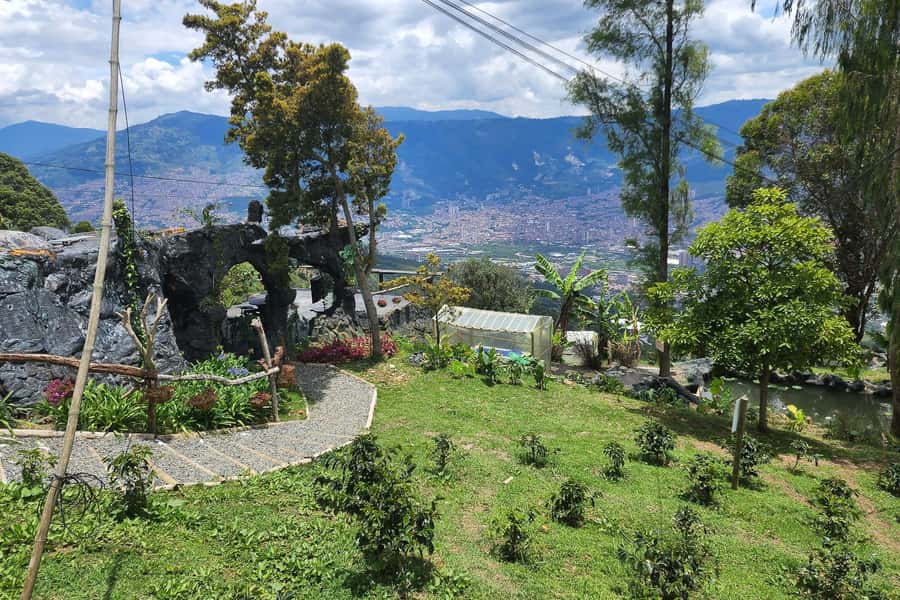 Medellin: Horseback Riding Coffee Farm Tour with Coffee Spa - What the guides and group size add