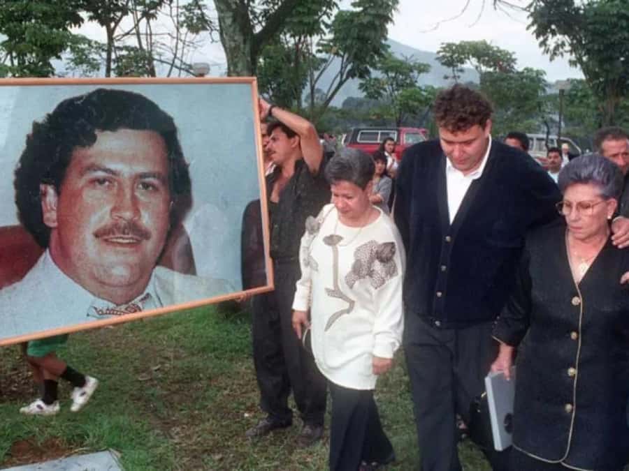 Medellín: Pablo Escobar Tour with beer included - Who should book this experience