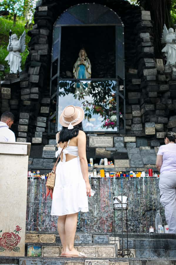 Medellín: Pablo Escobar Tour with Guide and Transportation - Montesacro Cemetery and the people behind the story