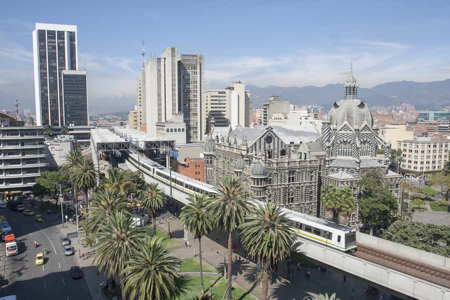 Medellín: Private City Tour with Metrocable and Comuna 13 - The guides shape the experience