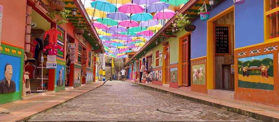 Medellín: Private Guatapé Tour w/ Breakfast, Lunch & Cruise - Why El Peñol makes a strong first stop