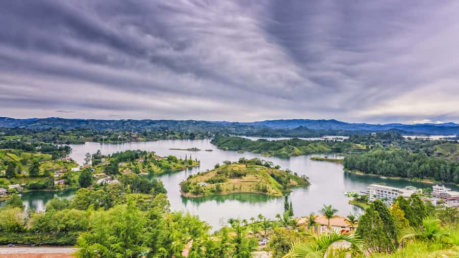 Medellín: Private Guatapé Tour w/ Breakfast, Lunch & Cruise - The reservoir cruise adds a different view