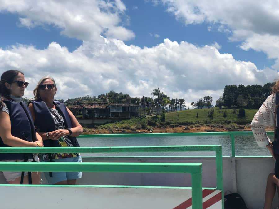 Medellín: Private Guatapé with Peñol Tickets and Boat Ride - Cruising Guatapé Reservoir by boat