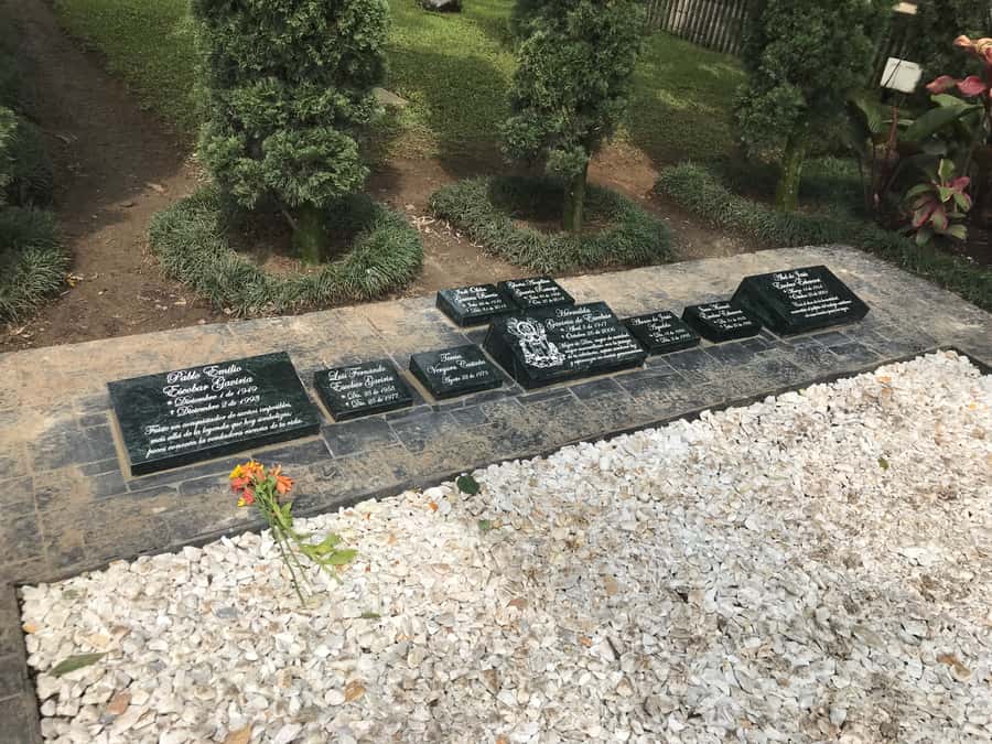 Medellín: Private Pablo Escobar Tour with Cable Car Ride - Montesacro Cemetery and Escobar’s final resting place
