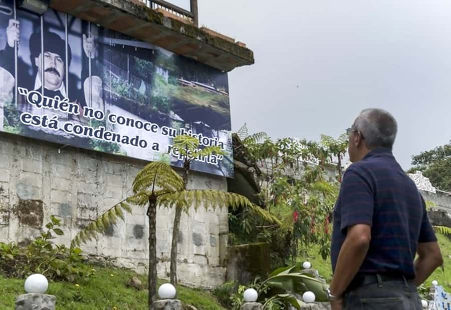 Medellín: The Real Pablo Escobar Tour - Starting at Lleras Park and leaving the city behind