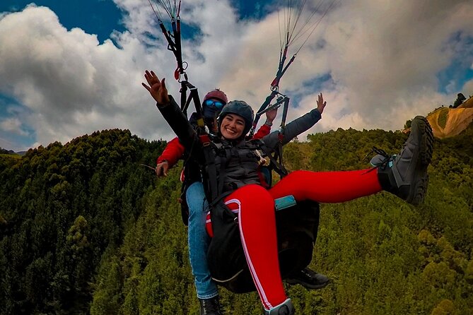 Paragliding flight in Medellin with expert pilots - The safety briefing before takeoff