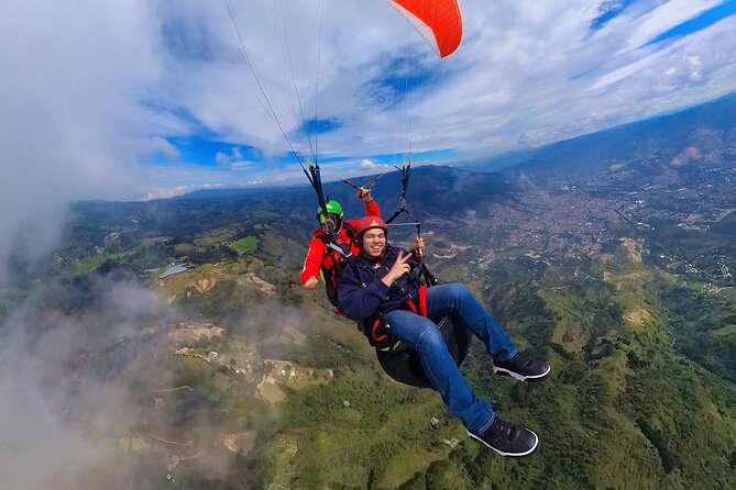 Paragliding flight in Medellin with expert pilots - What happens if the paraglider lands elsewhere