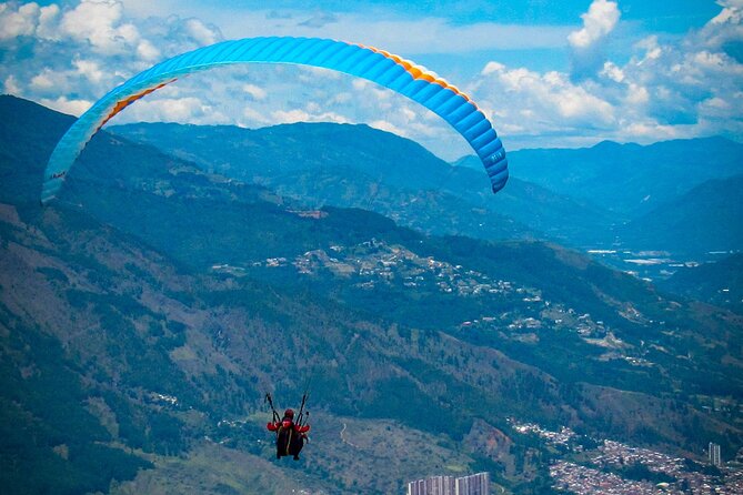 Paragliding flight in Medellin with expert pilots - The pilots make the first flight easier